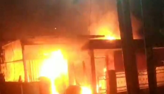 Rumah Warga Azhar Ludes Terbakar Dini Hari, Minim Damkar Banyuasin Disorot