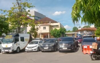 Parkiran Polda Sumsel “Dikuasai” Kendaraan Internal, Masyarakat Terpaksa Parkir di Pinggir Jalan