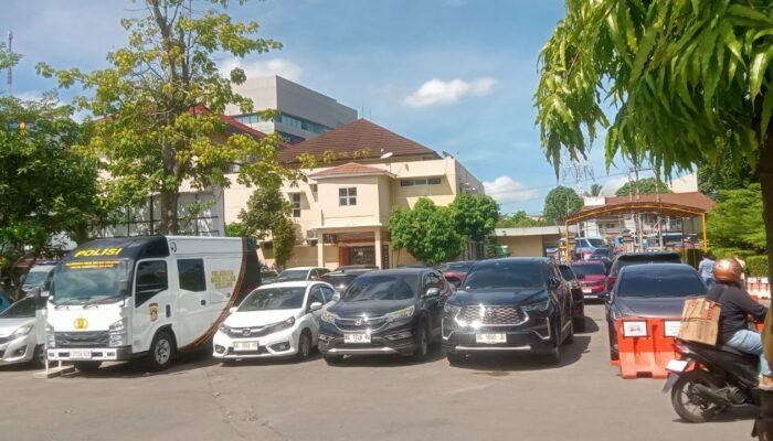 Parkiran Polda Sumsel “Dikuasai” Kendaraan Internal, Masyarakat Terpaksa Parkir di Pinggir Jalan