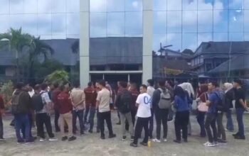 Izin Fakultas Hukum Sjakhyakirti Dicabut: Mahasiswa Diduga Diperas Uang Bangunan, Dokumen Akademik Disandera Kampus!