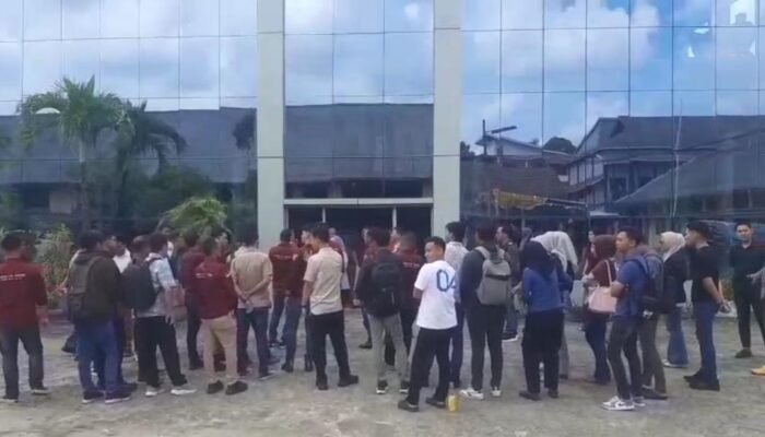 Izin Fakultas Hukum Sjakhyakirti Dicabut: Mahasiswa Diduga Diperas Uang Bangunan, Dokumen Akademik Disandera Kampus!