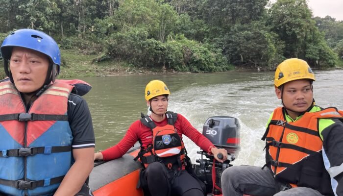 *RESPON CEPAT BASARNAS CARI SISWA SD YANG TENGGELAM DI SUNGAI ENIM*