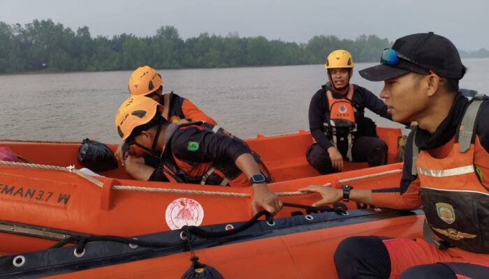 *ABK 16 TAHUN JATUH DI PERAIRAN MUARA LALAN, TIM RESCUE BASARNAS LAKUKAN PENCARIAN*